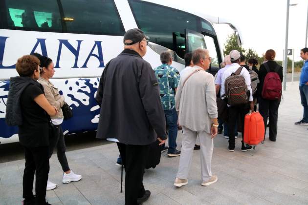 Usuaris ebrencs esperen l'autobús a l'Hospitalet de l'Infant