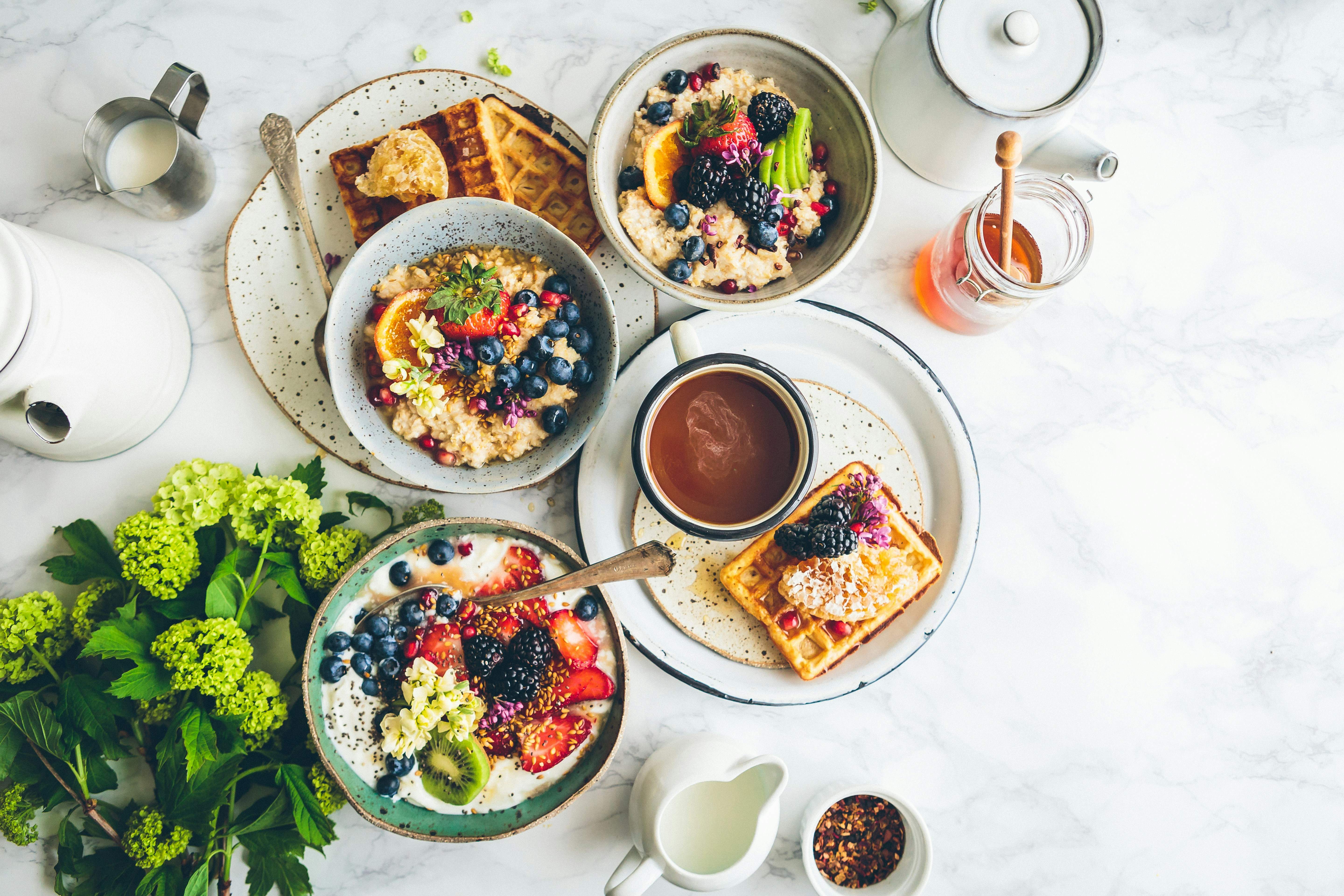 Un estudio revela la hora exacta en la que hay que cenar y desayunar para vivir más años