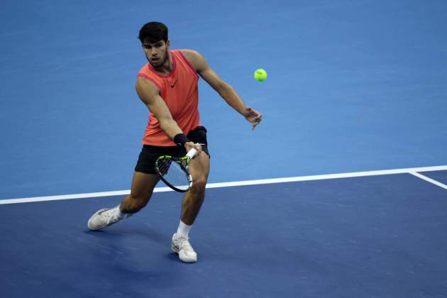 Carlos Alcaraz ejecuta una dejada en el Open de la Xina / Foto: EFE