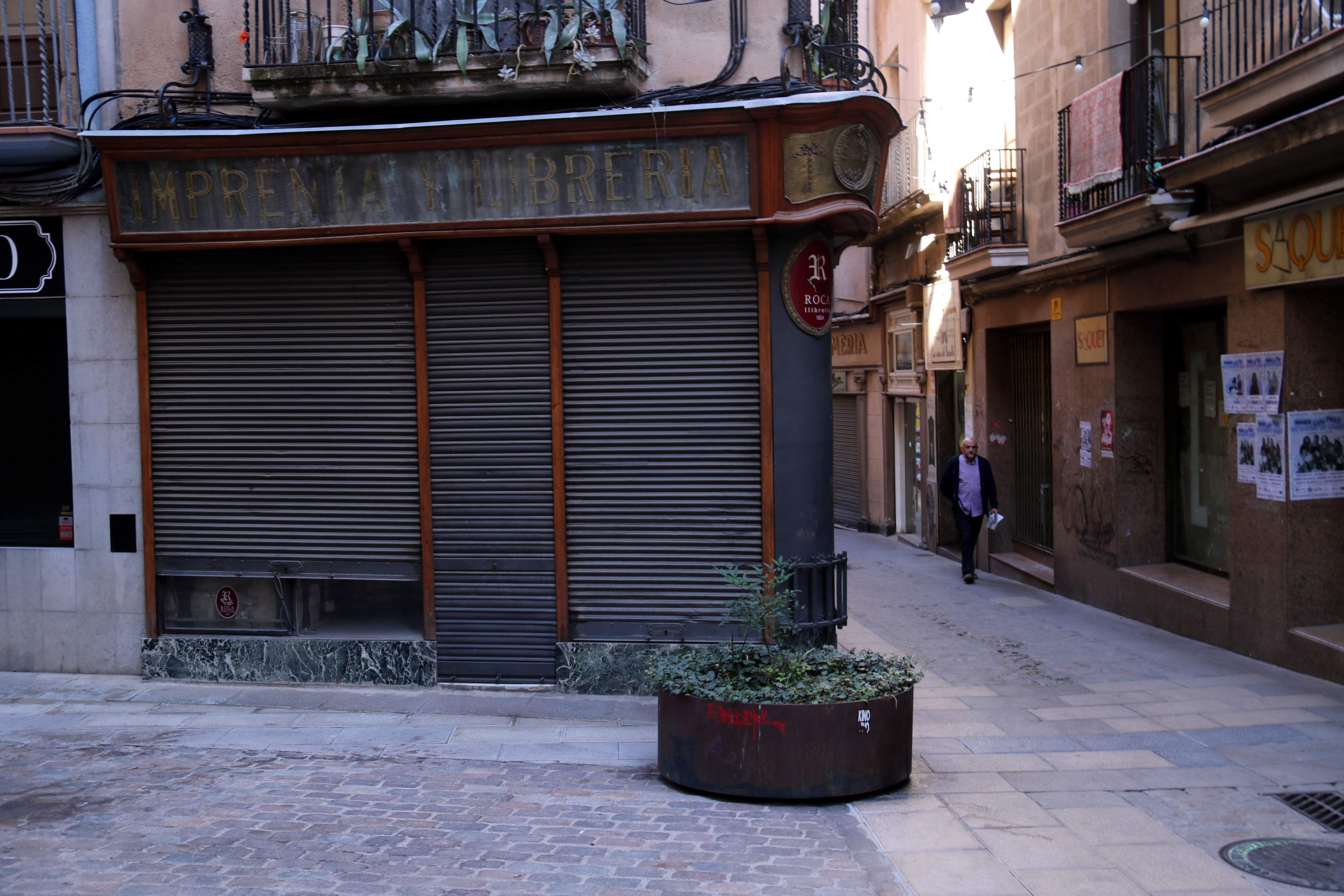 1 de cada 10 comerços de Manresa incompleix la llei i no té el rètol en català: "Estem retrocedint"