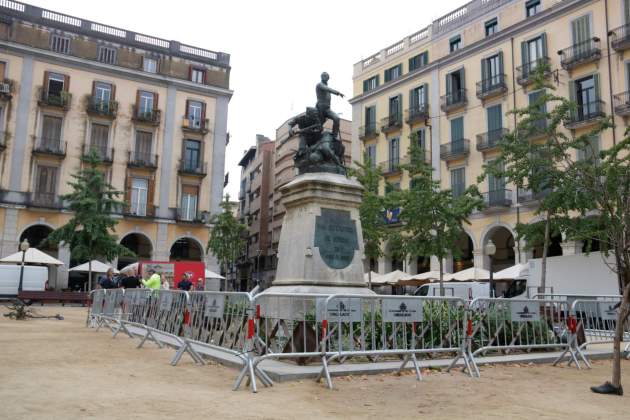 Tanques al voltant de l'estàtua de la plaça Independència de Girona / Marina López, ACN