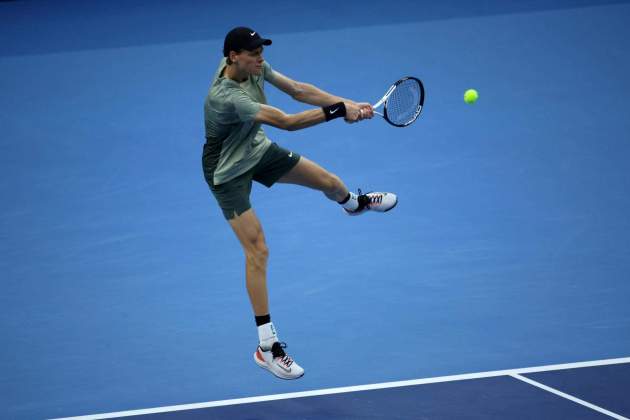 Jannik Sinner ejecuta un revés ante Carlos Alcaraz / Foto: EFE