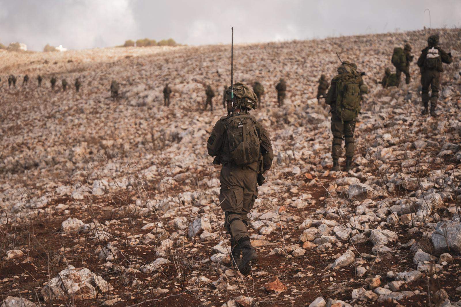 Israel continúa con la ofensiva terrestre en el sur del Líbano mientras estudia represalias contra Irán