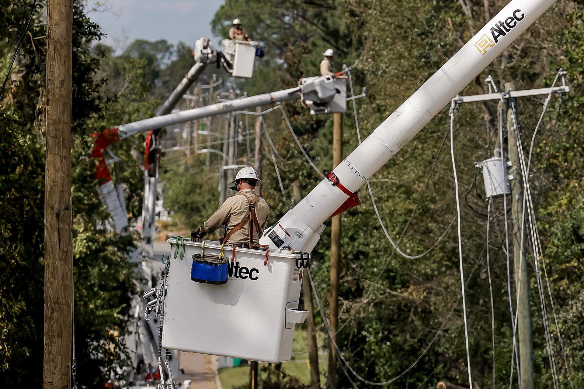 treballadors arreglant l'electricitat a Valdosta, Georgia