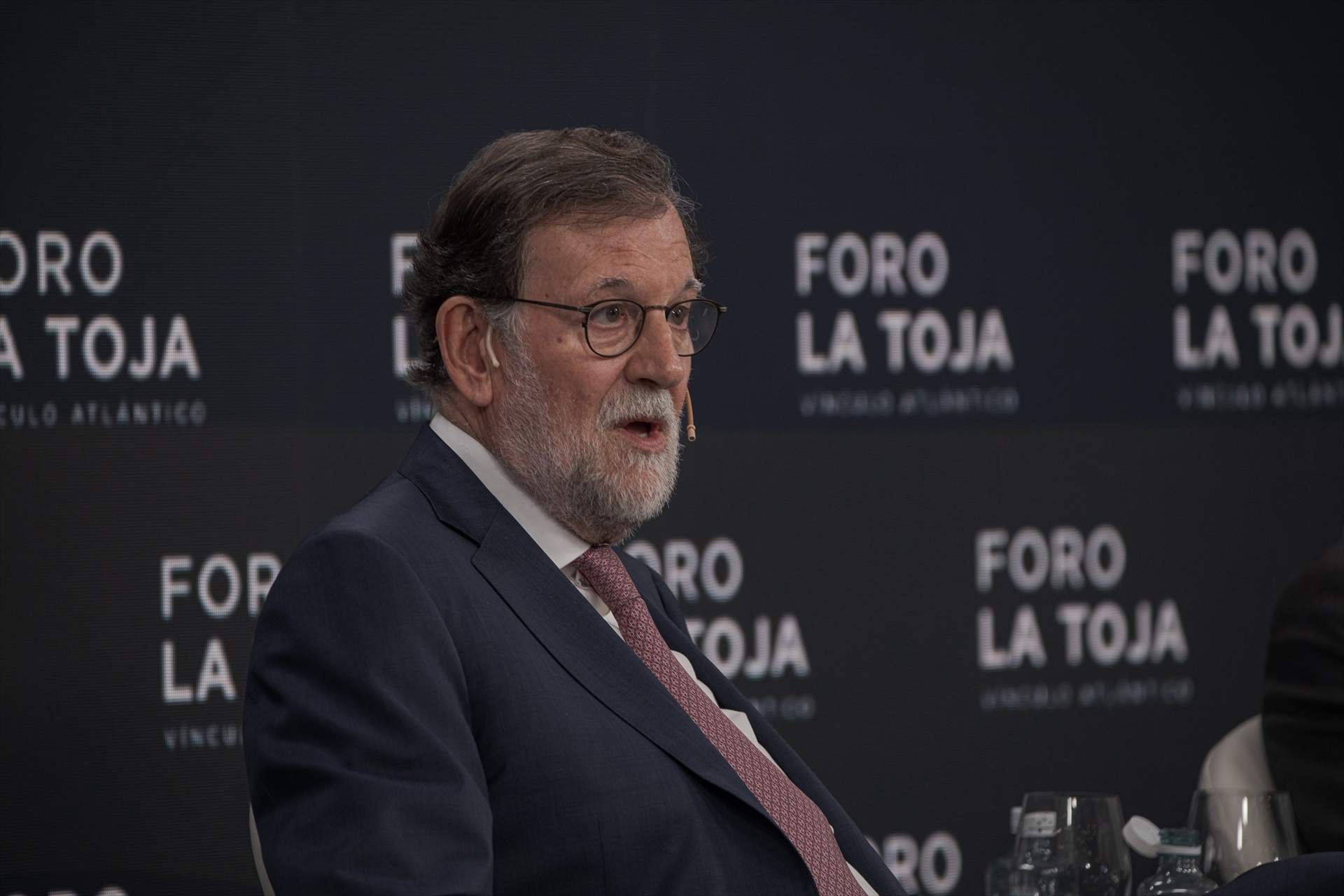 Rajoy, en estado puro, se indigna contra los nuevos tapones de las botellas: "Me puse hecho un circo"