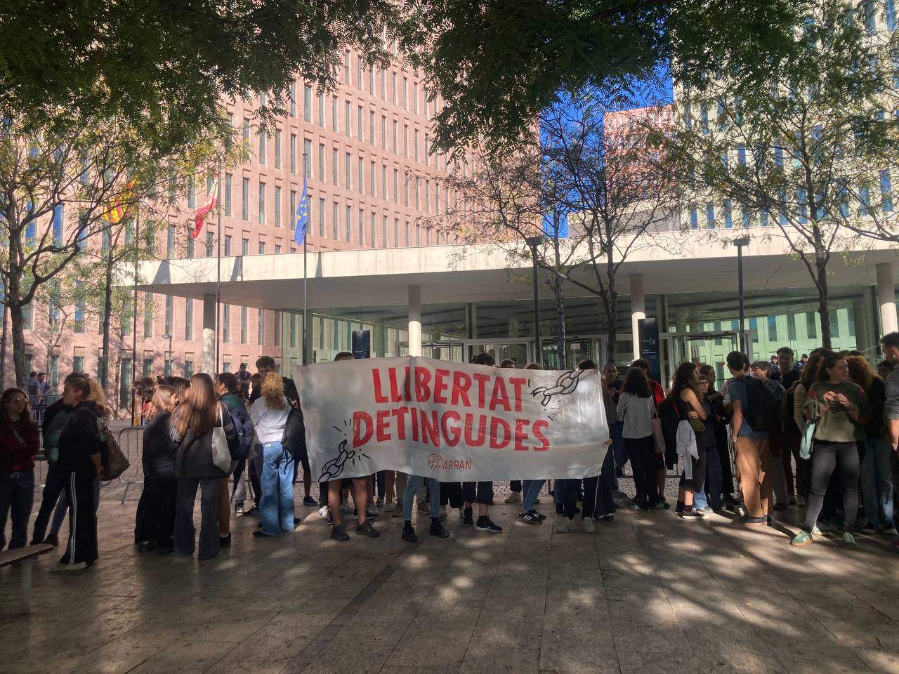 En libertad los tres jóvenes de Arran detenidos por daños en la puerta del Palau de la Generalitat