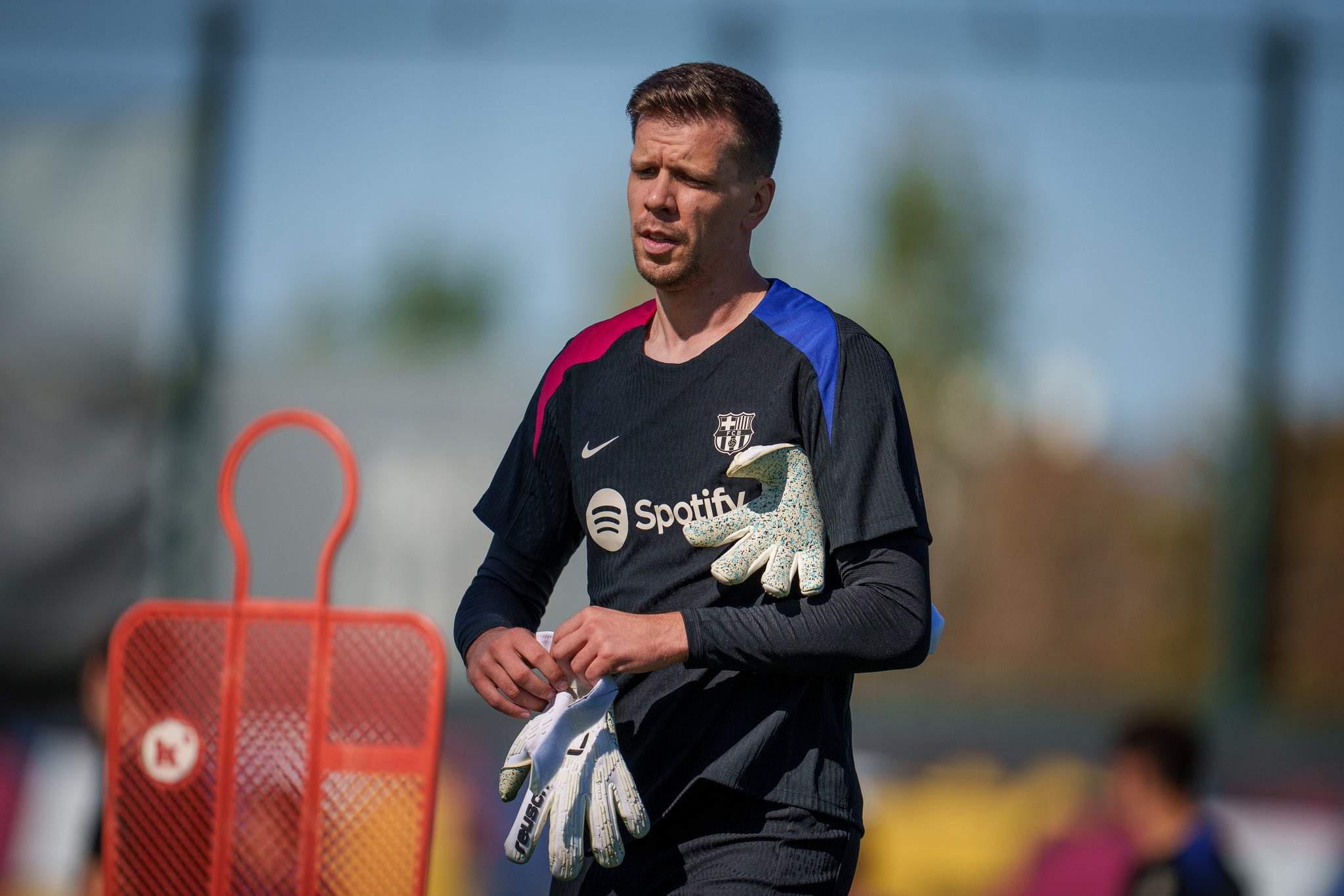 Szczesny, uno más de los entrenamientos del Barça con Lewandowski ejerciendo de padrino