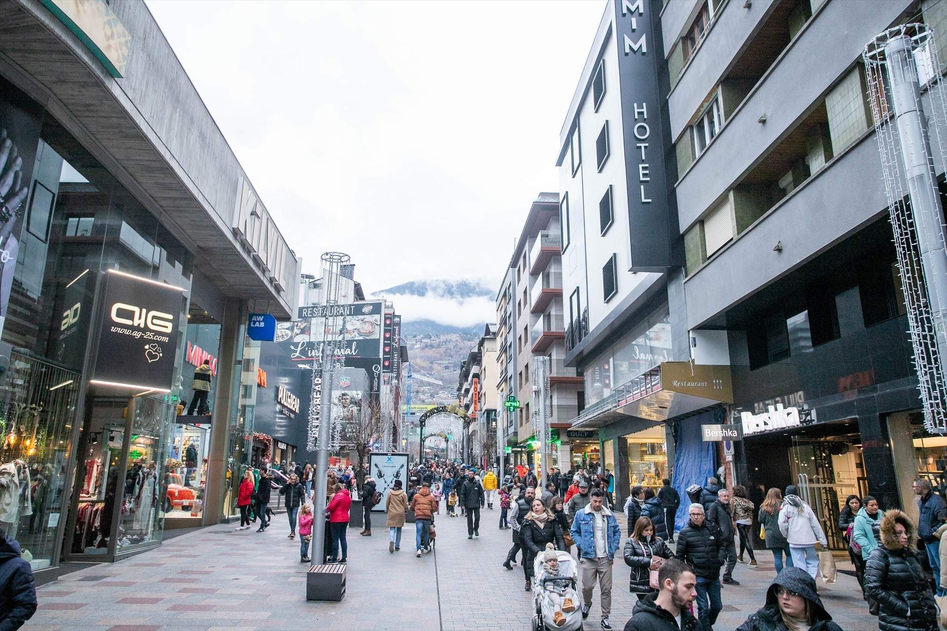 Más de la mitad de los trabajadores del comercio de Andorra la Vella se dirigen a los clientes en castellano