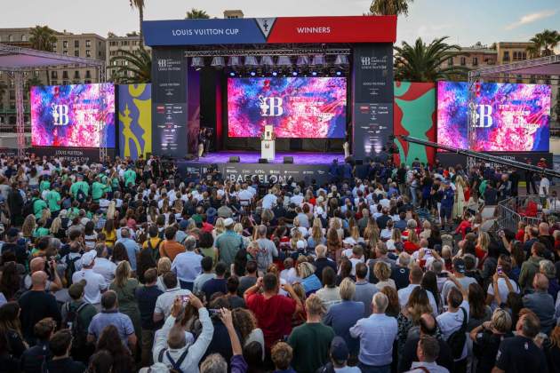 El Village Race recibe el INEOS Britannia, los ganador de la Louis Vuitton Cup / Foto: Montse Girald