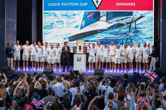 L'entrega del trofeu de la Louis Vuitton Cup a l'INEOS Britannia / Foto: Montse Girald