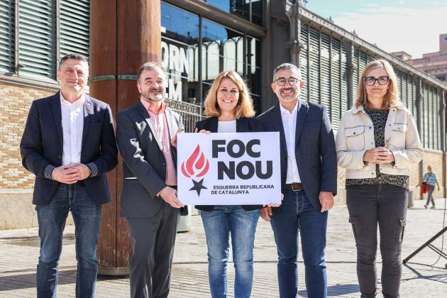 De izquierda a derecha: Alfred Bosch, Helena Solà y Gabriel Fernàndez presentando la candidatura de Fuego Nuevo/ Montse Giralt