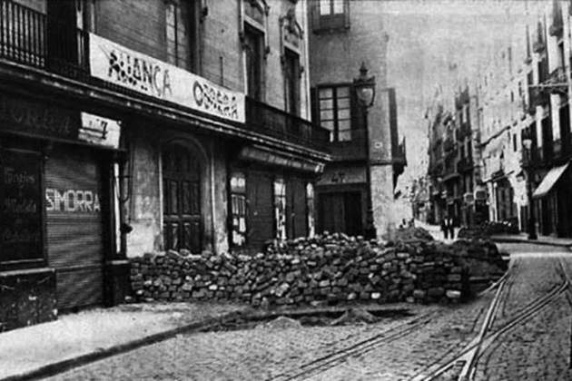 Barricada davant el sindicat Aliança Obrera. Font Arxiu Nacional de Catalunya