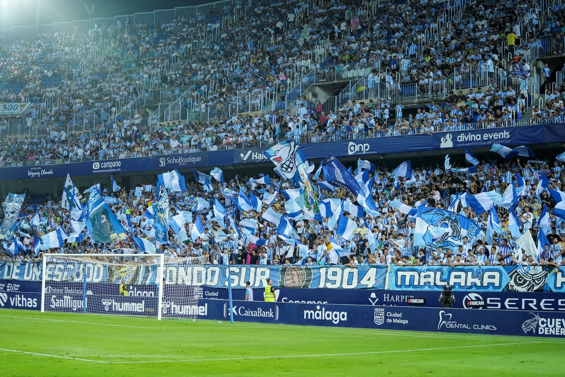 Los ultras del Málaga destrozan un bar en A Coruña antes del partido frente al Deportivo | VÍDEO