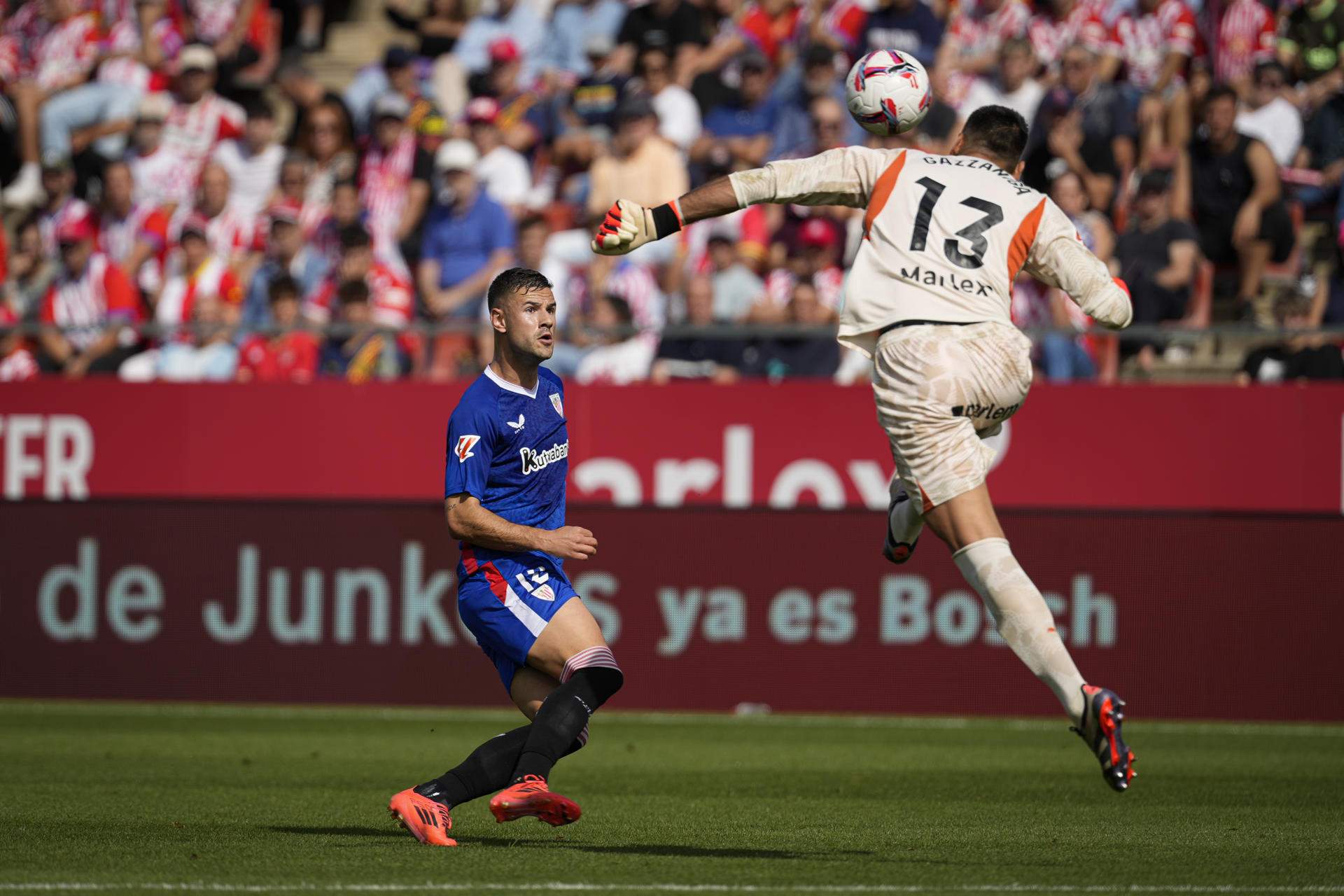 Un recital de Gazzaniga permite al Girona celebrar un triunfo in extremis contra el Athletic Club (2-1)