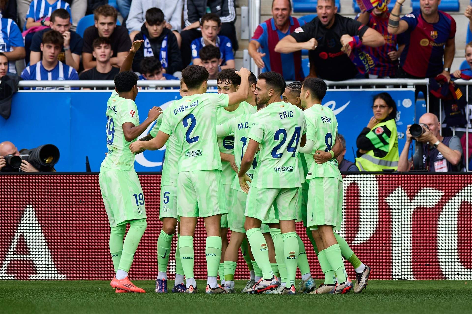 El Barça venç l'Alabès amb una exhibició de Lewandowski (0-3) i se'n va a l'aturada com a líder destacat