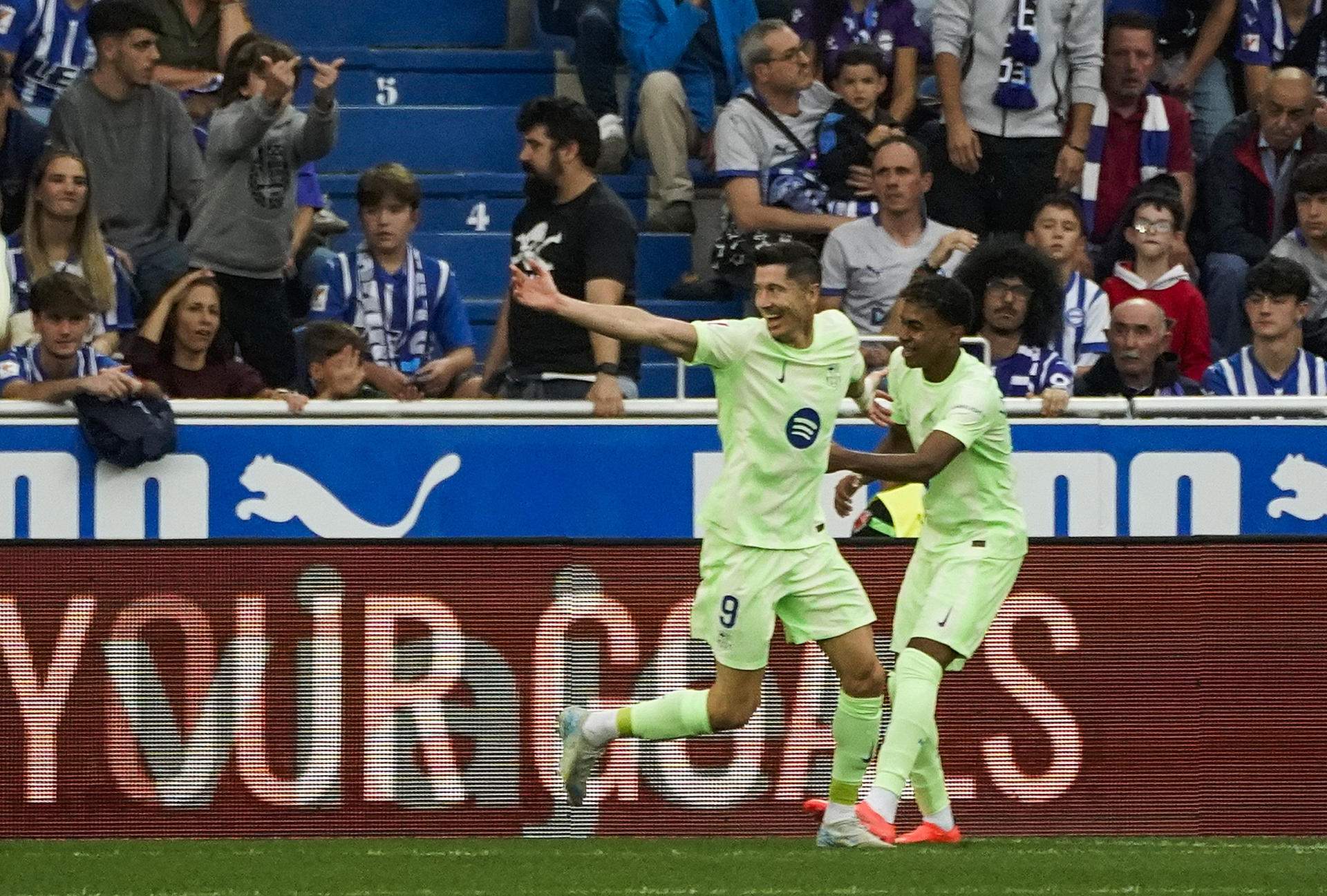 Deco i Flick elegeixen el 9 que jubilarà Lewandowski en el Barça