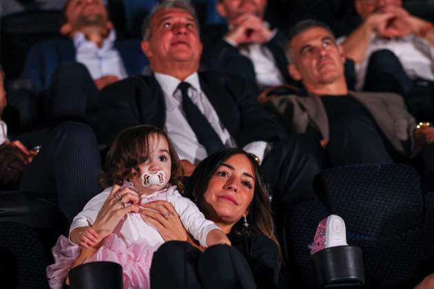 Joan laporta y familia andrés iniesta retirada fútbol foto montse giralt