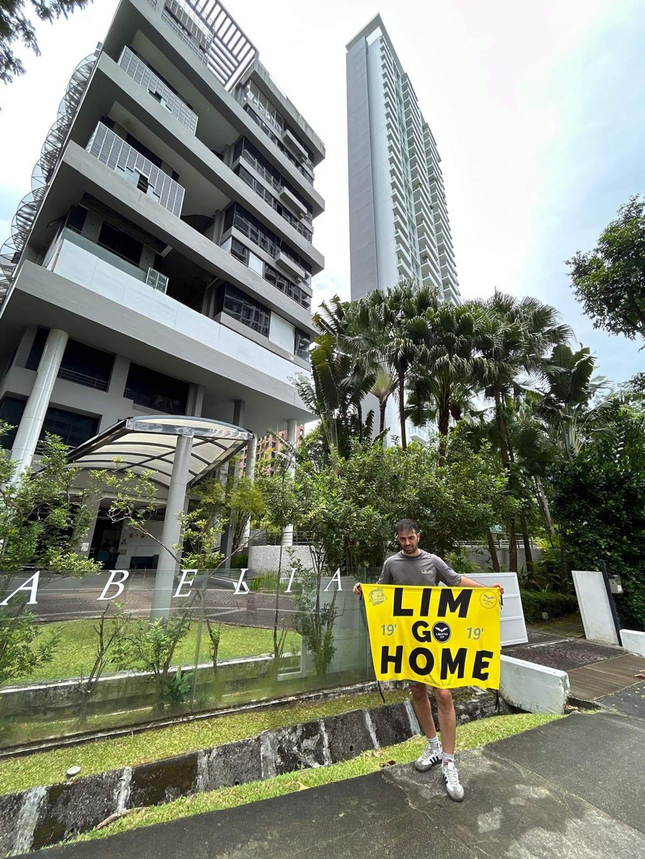 Una parella de lluna de mel a Singapur, detinguts per una protesta contra Peter Lim, propietari del València