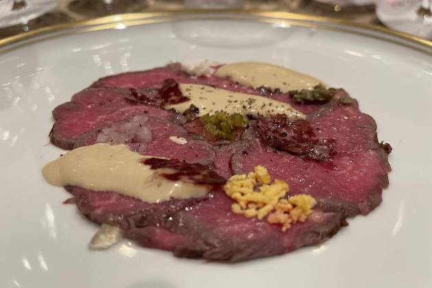 Carpaccio de vitello tonnato al restaurant Via Veneto / Foto: Jordi Tubella