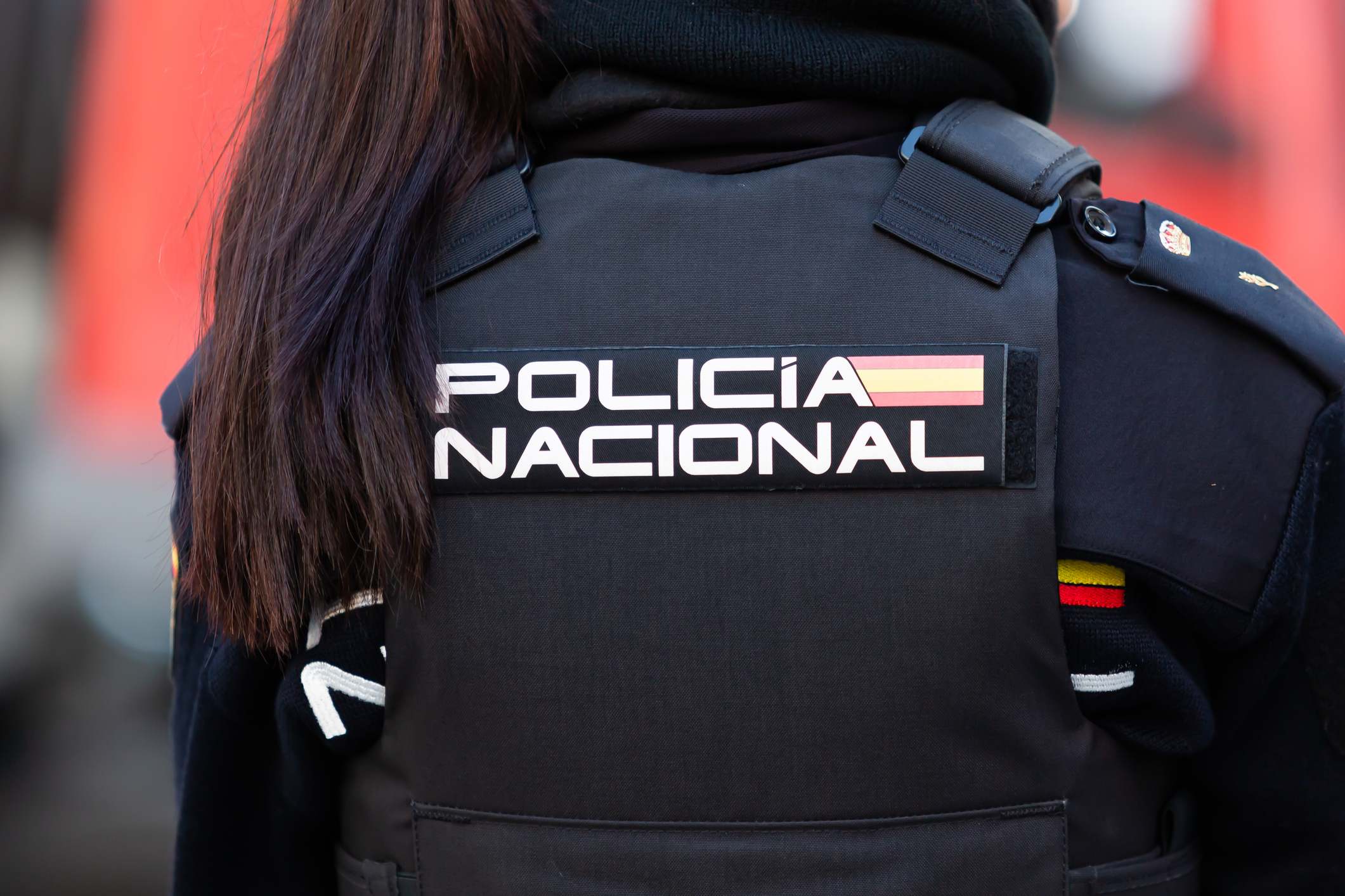 La Policia Nacional alerta sobre el 'trashing': com protegir la teva privacitat en tirar escombraries