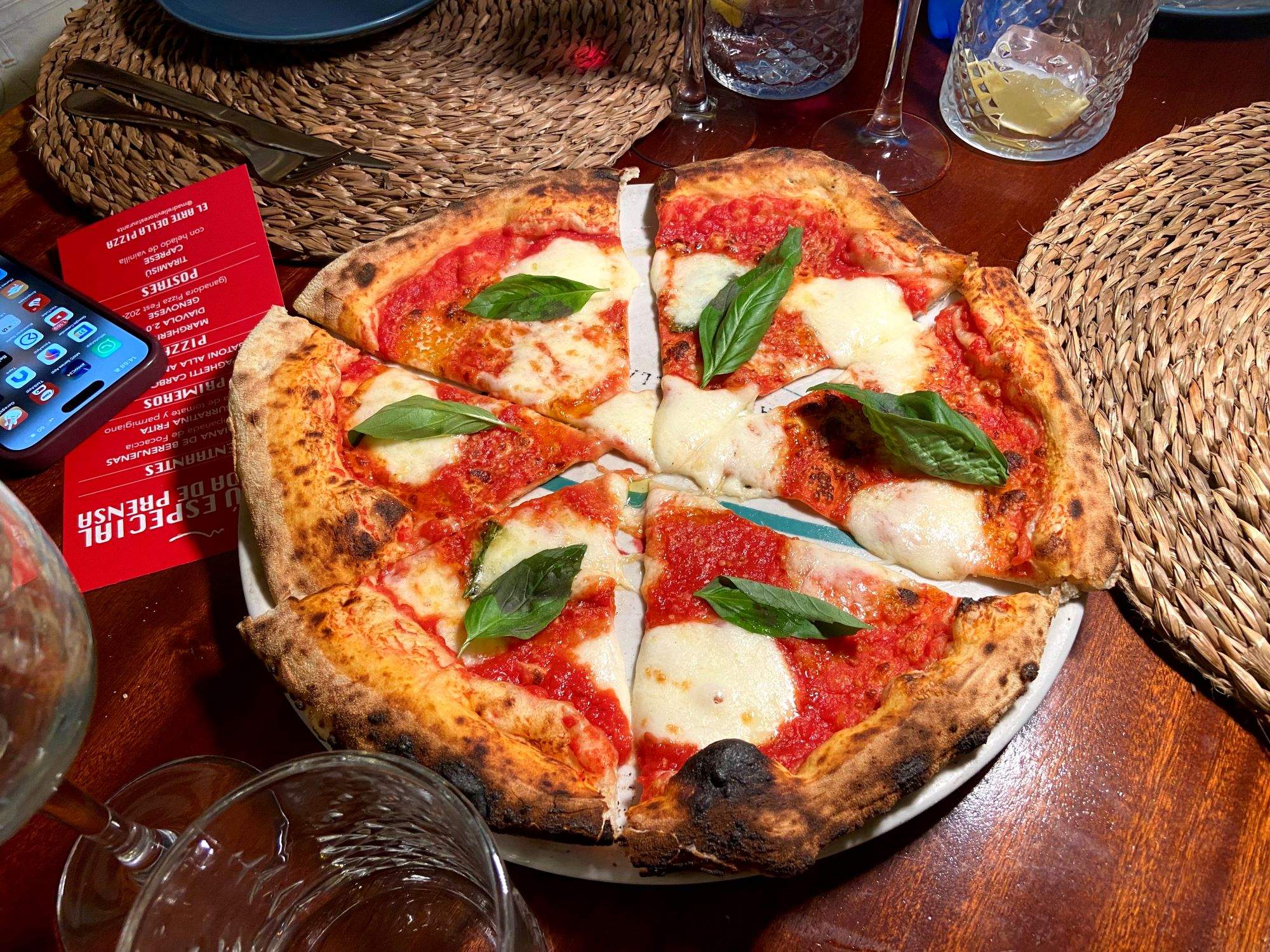 Pasta y pizza de auténtico origen italiano en este restaurante en el centro de Barcelona