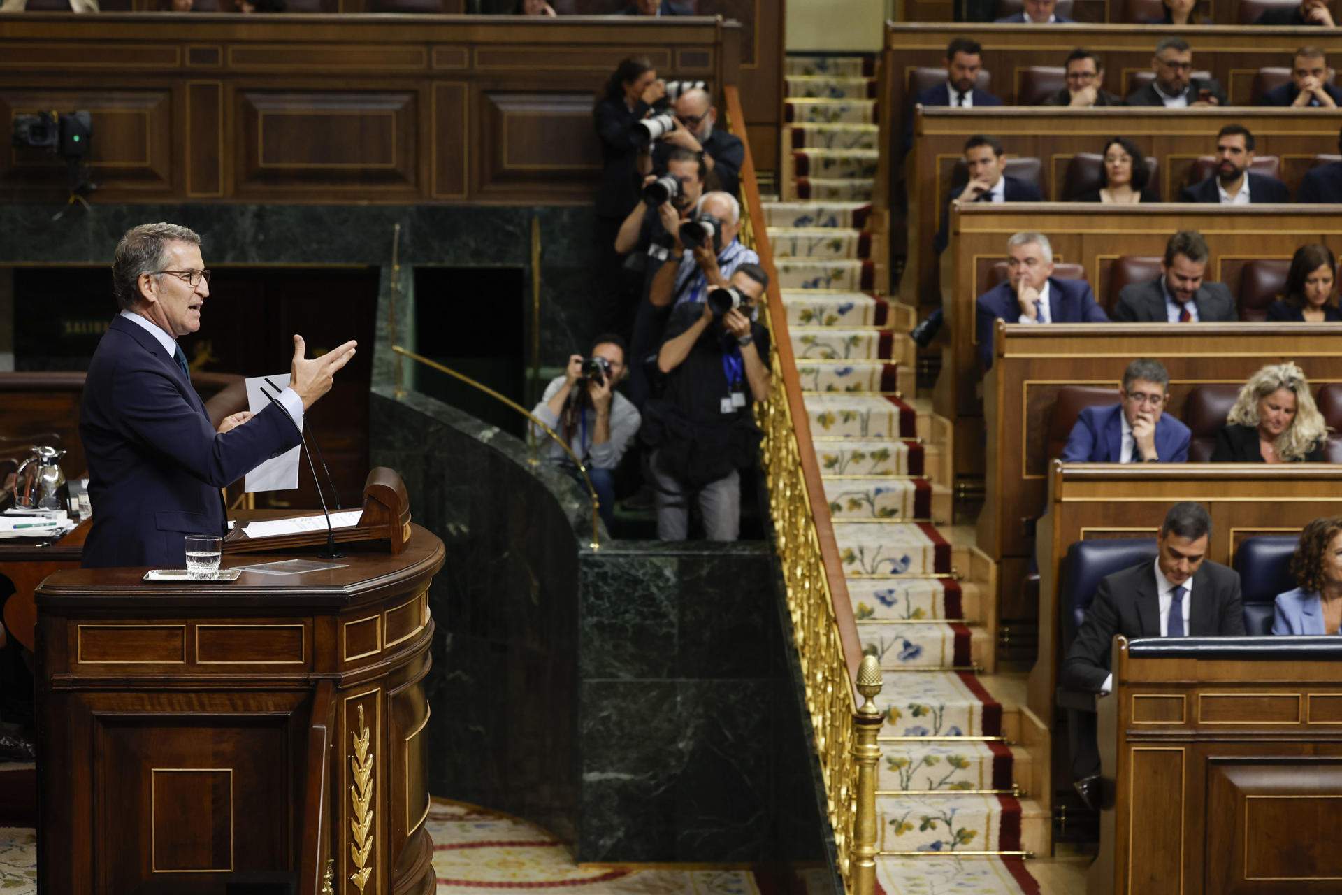 Feijóo recorre a ETA per enterbolir un debat migratori sense propostes concretes de Sánchez