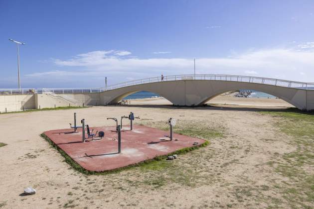 Mur de contenció i camp de futbol a la platja de la Mar Bella / Foto: Carlos Baglietto