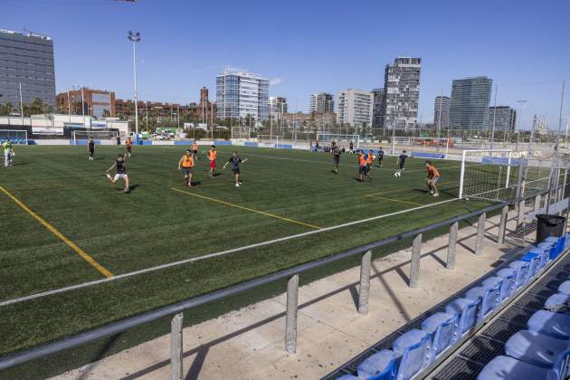 Mur de contenció i camp de futbol a la platja de la Mar Bella / Foto: Carlos Baglietto