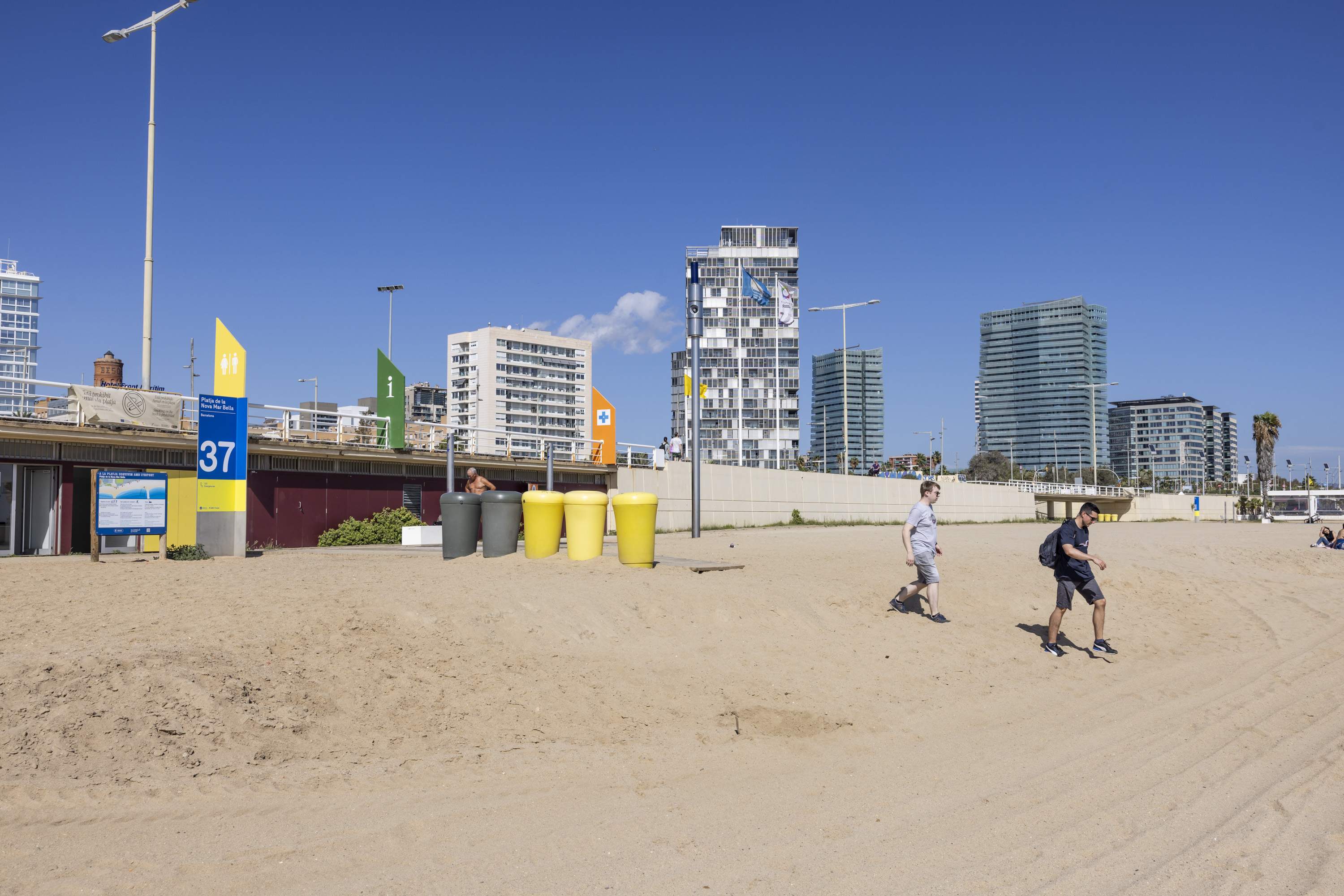 Barcelona rectifica el passeig de la Mar Bella i traslladarà un camp de futbol per afrontar el canvi climàtic