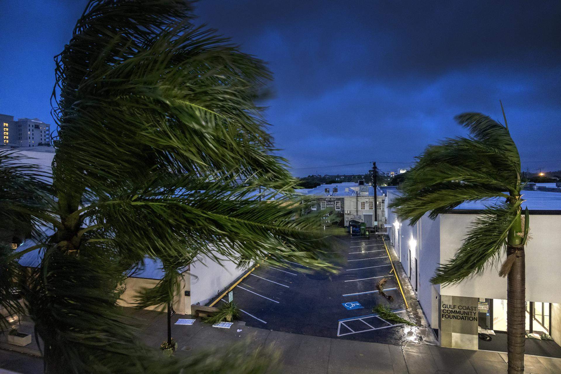 Inundacions, talls de llum i 30.000 refugiats: així ha tocat terra l'huracà Milton a Florida