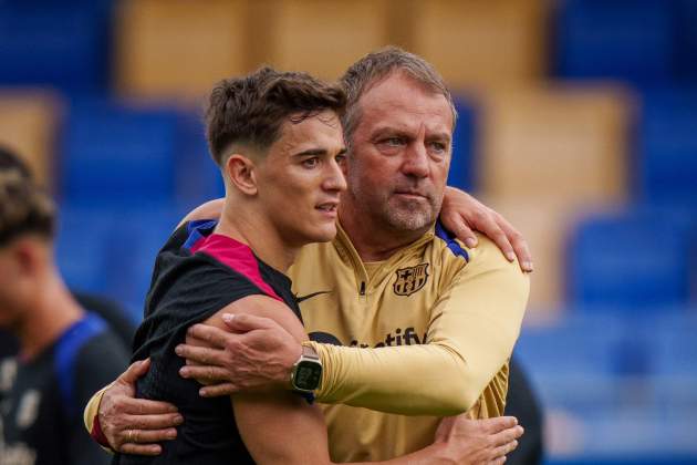 Gavi y Hansi Flick durante un entrenamiento del Barça / Foto: FC Barcelona