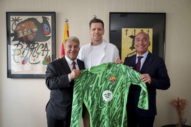 Szczesny, al costat de Joan Laporta, en la seva presentació amb el Barça / Foto: EFE