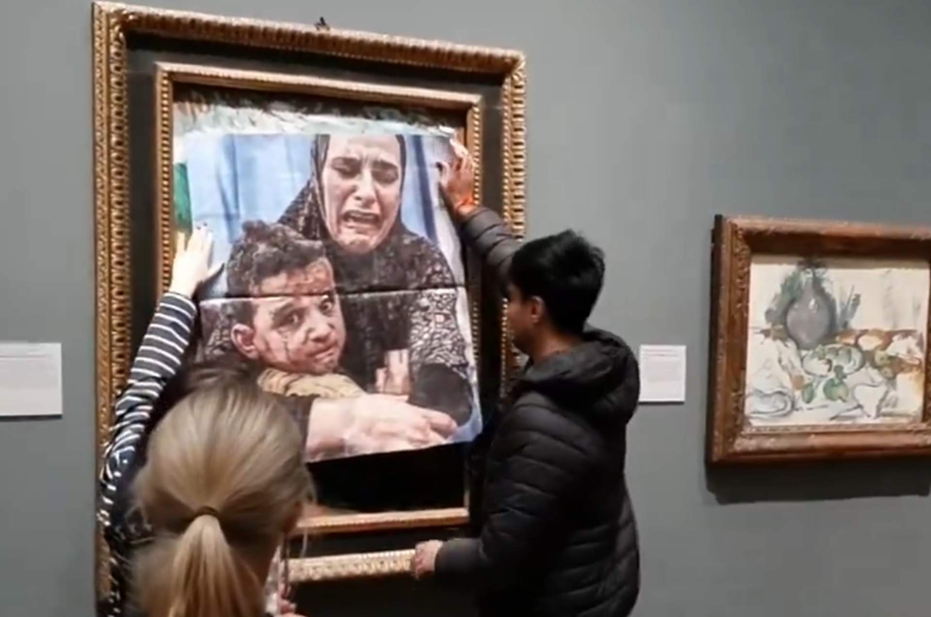 Activistas propalestina pegan una foto de heridos de Gaza sobre un cuadro de Picasso en Londres