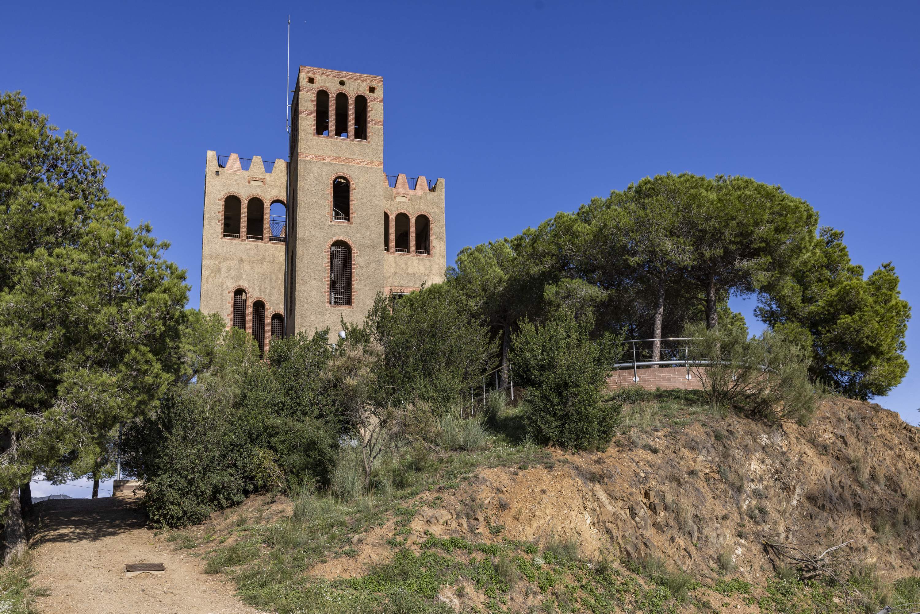 Un castillo falso, el antiguo mental, un puñado de acueductos y otros atractivos de Nou Barris