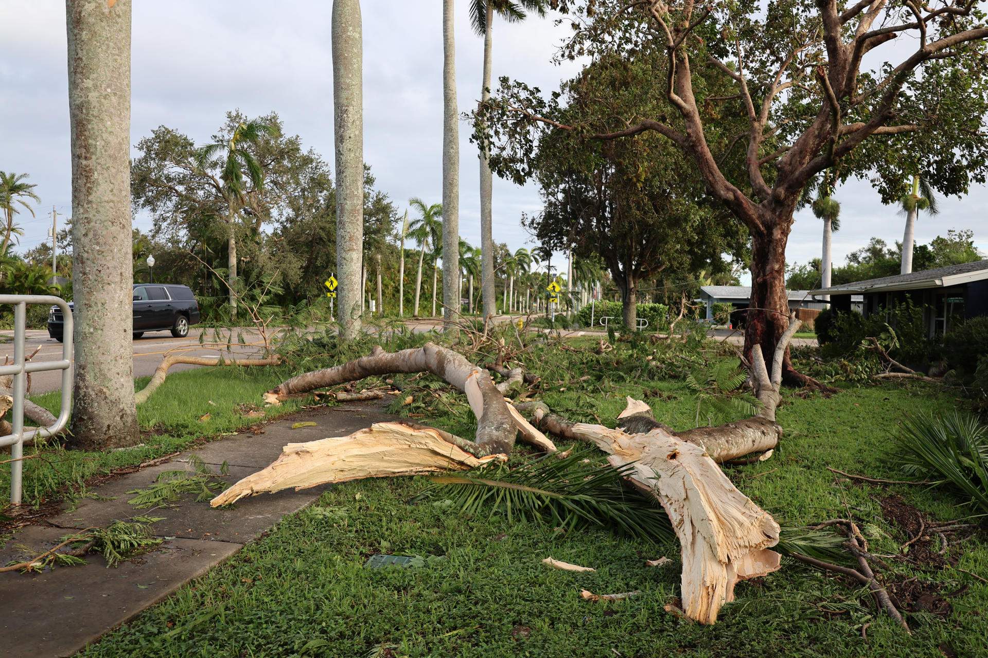 El huracán Milton se aleja de Florida dejando atrás un balance de al menos once muertos