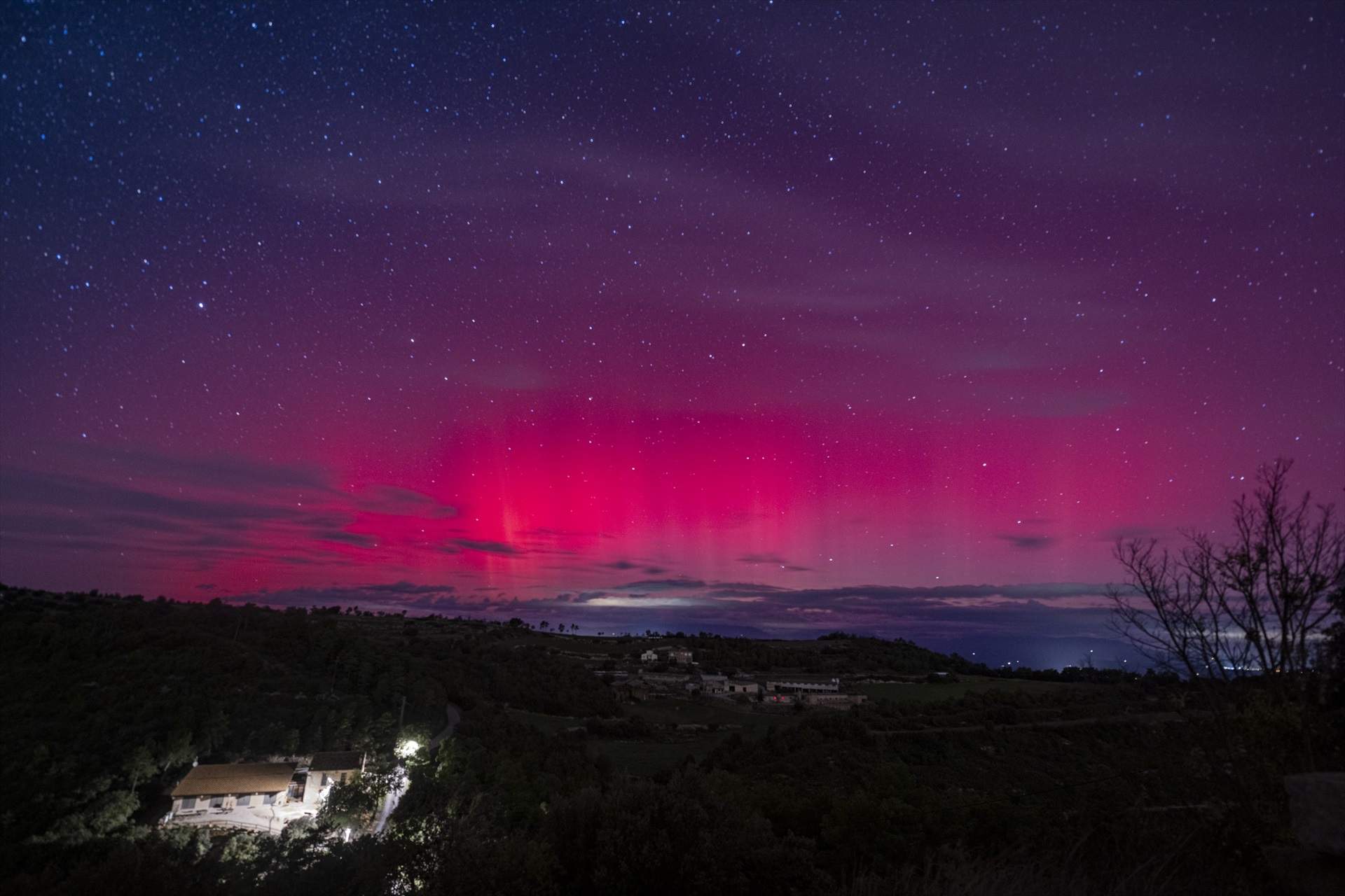 Las auroras boreales tiñen el cielo de Catalunya: las imágenes más espectaculares