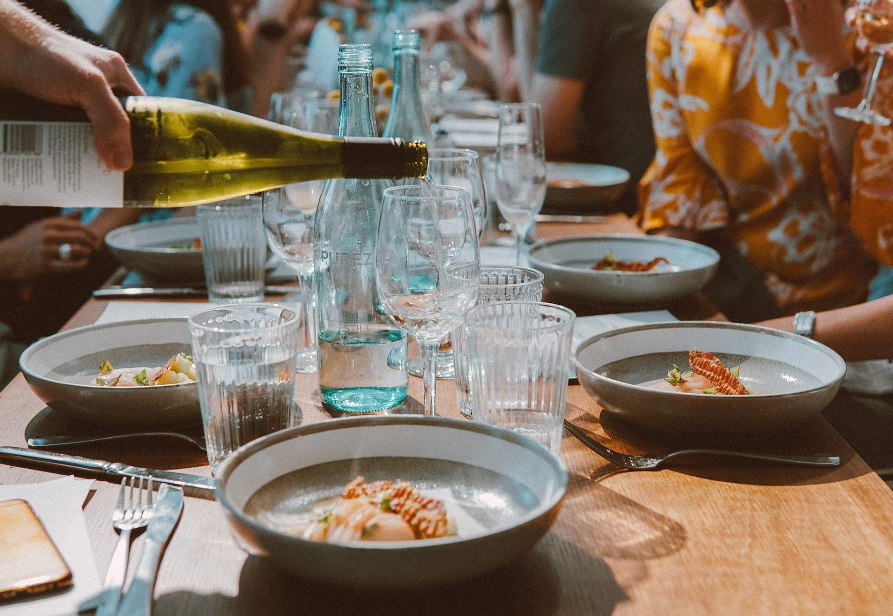 ¿Cómo dividir la cuenta en un restaurante? Esta es la manera correcta según una experta