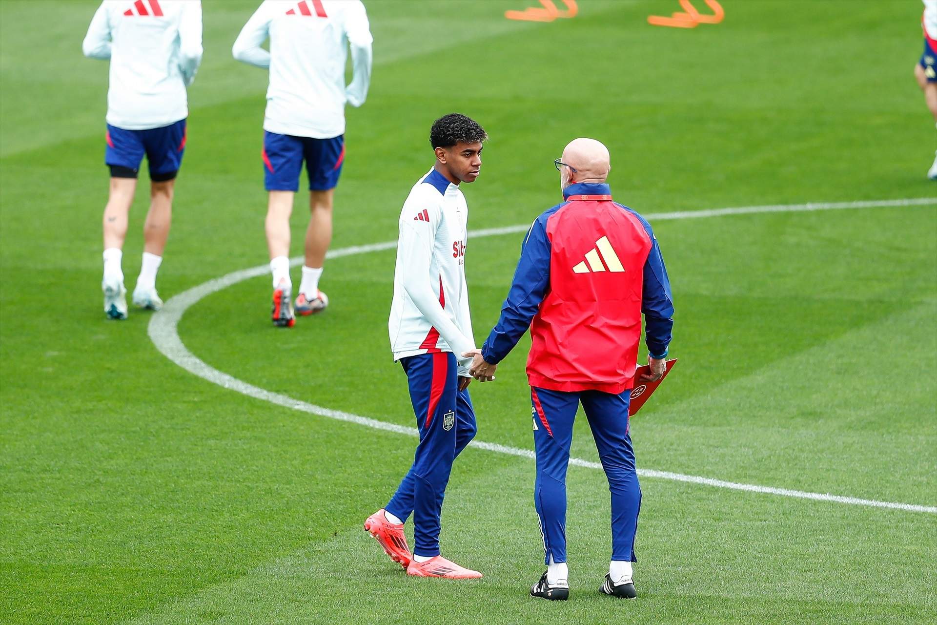 Deco espiará a tres jugadores de ‘La Roja’ que pueden acabar en el Barça