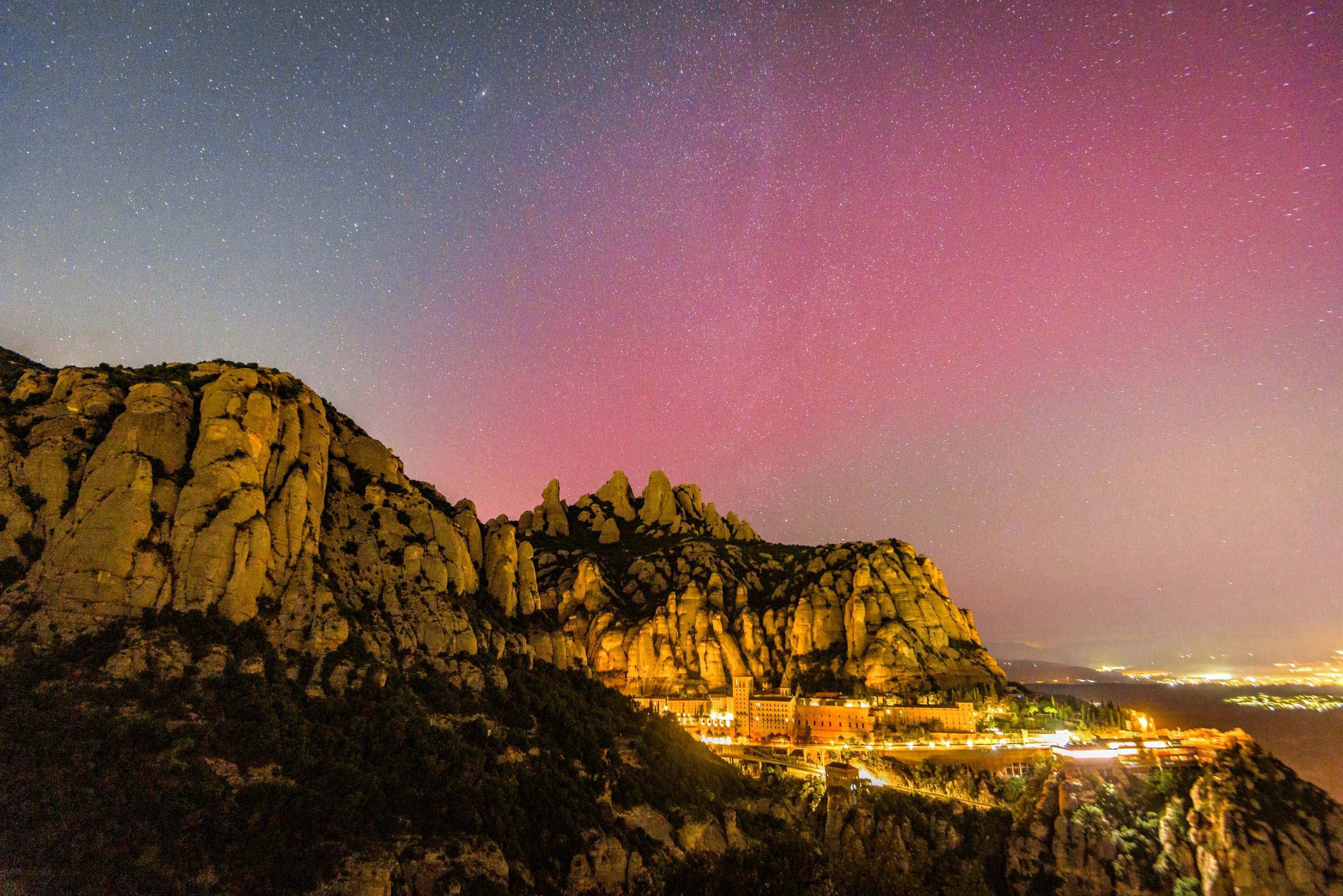 Las auroras boreales tiñen el cielo de Catalunya: las imágenes más espectaculares