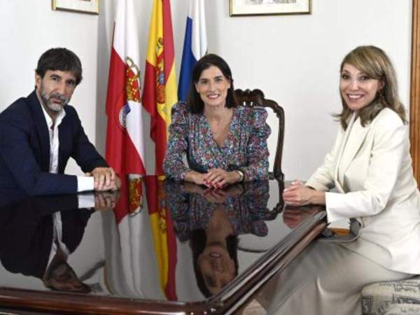 Meta anuncia un cable submarino en Santander. la alcaldesa Gema Igual la directora general de Meta Iberia, Irene Caro, y el director de Asuntos Públicos, José Zimmermann