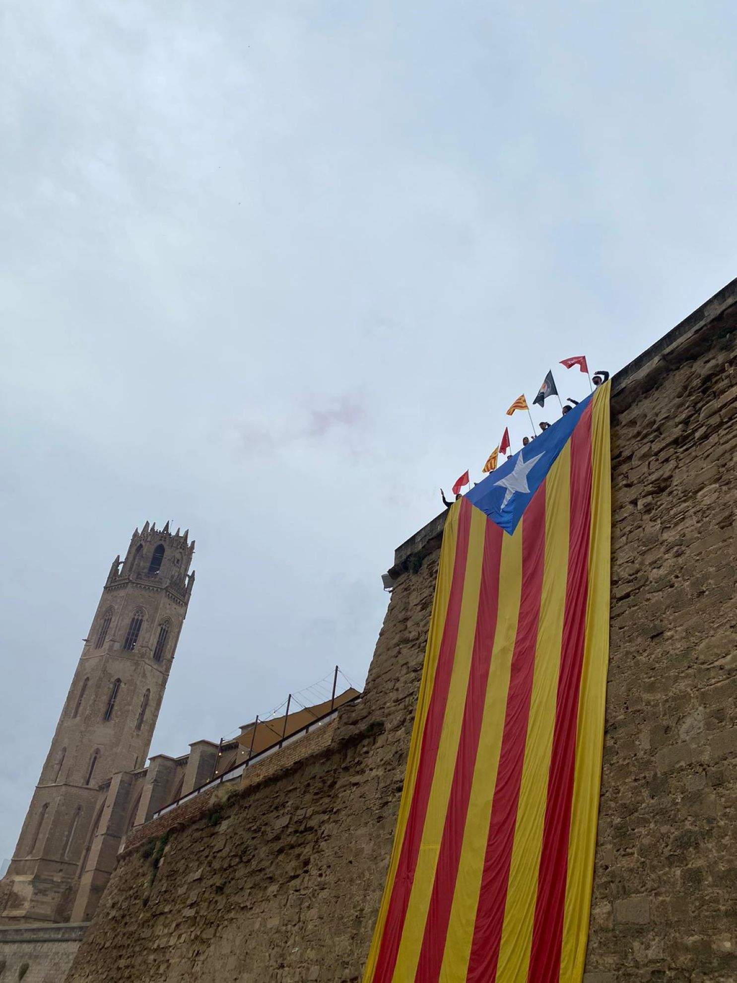 Despliegan una estelada gigante en la Seu Vella de Lleida para rechazar el 12 de octubre