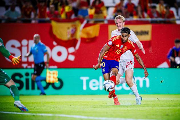 Lamine Yamal uno contra uno España Dinamarca / Foto: @SEFutbol