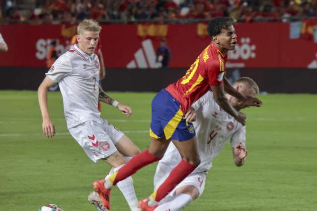 Victor Nelsson entrada Lamine Yamal España Dinamarca / Foto: EFE