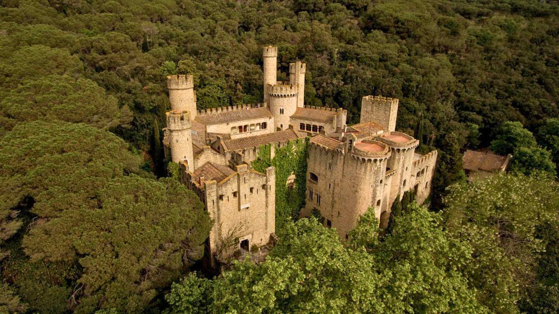 El precioso castillo medieval de Catalunya edificado sobre una fortificación romana