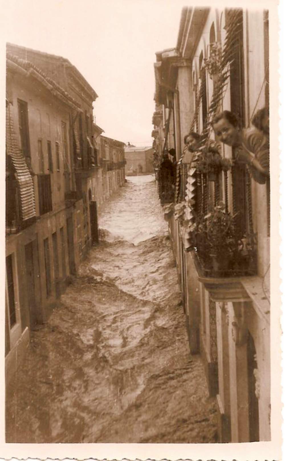 Se produce la 'Gran Riuà' en Valencia, que obligaría a desviar el cauce del Túria