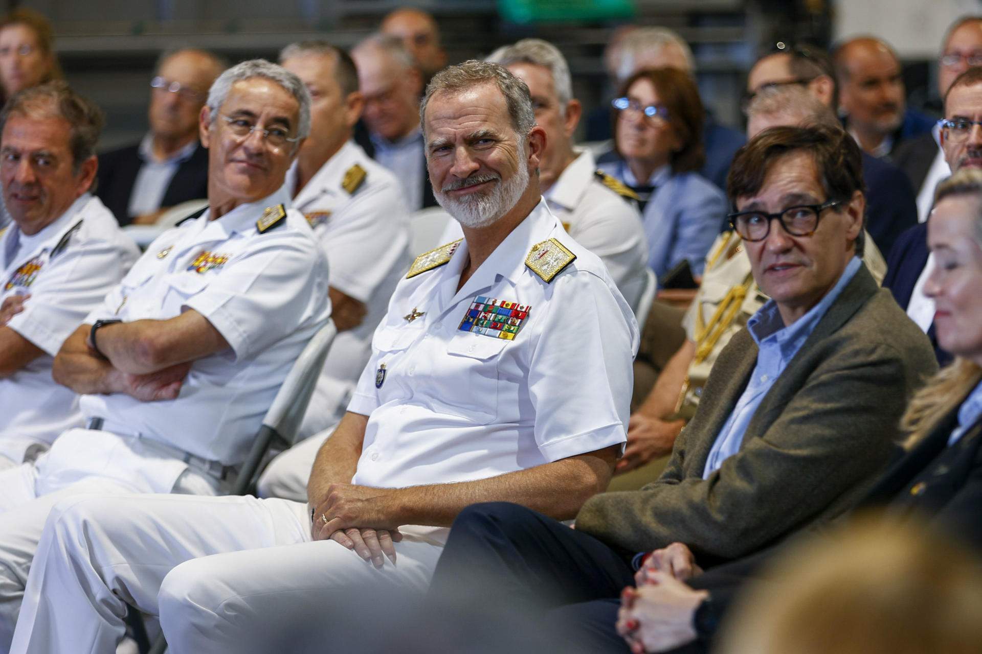 El portaaeronaus 'Juan Carlos I', lloc de trobada entre Salvador Illa i Felip VI a Barcelona