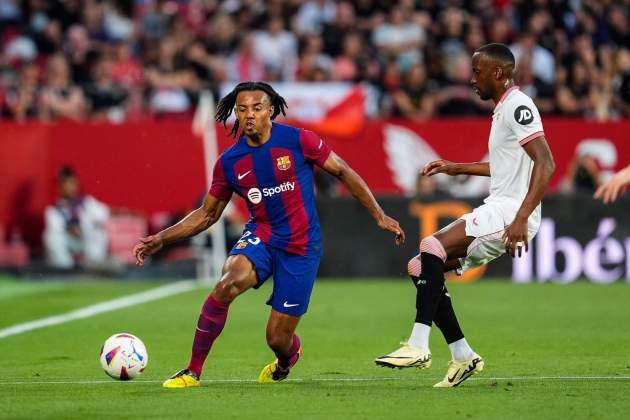 Jules Koundé disputant un partit contra el Sevilla