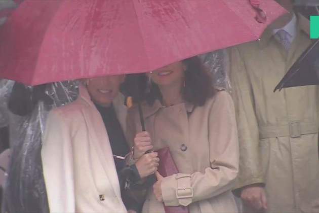 Letizia i Leonor es protegeixen de la pluja