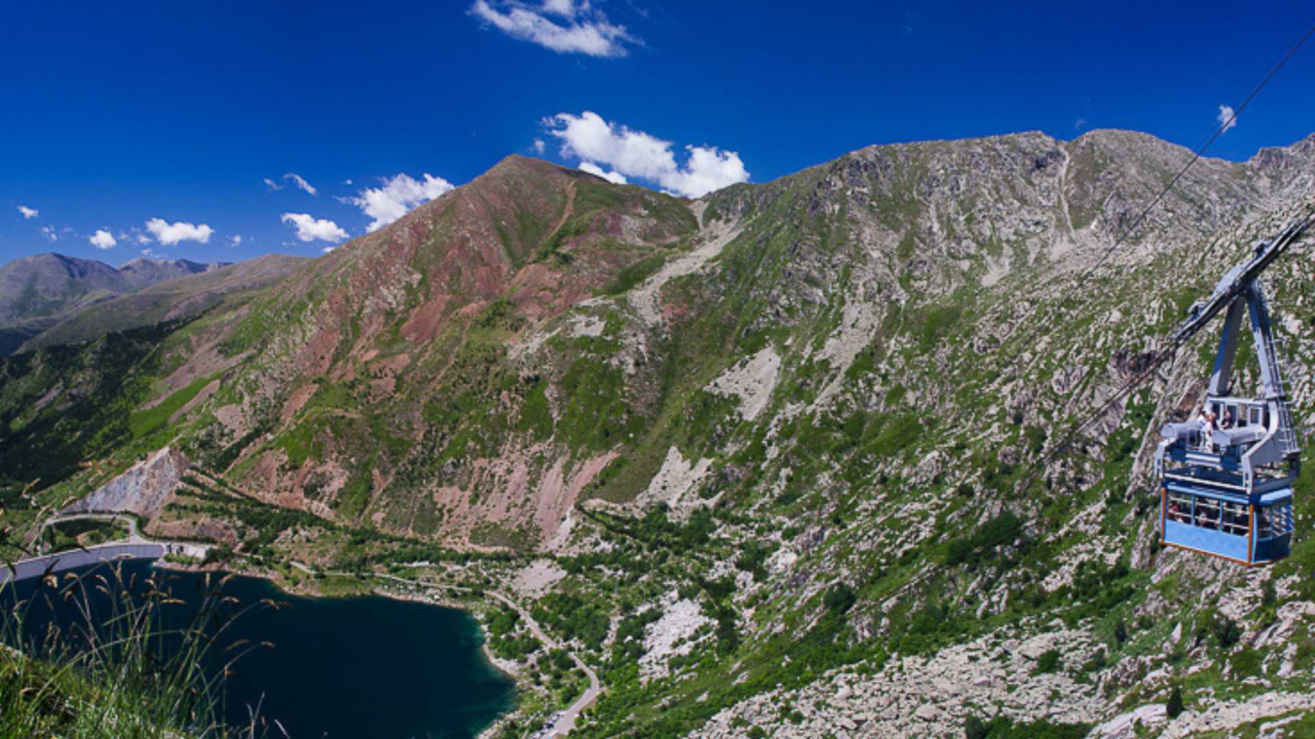 Con esta bonita ruta por los Pirineos caminarás entre las vías de un antiguo tren