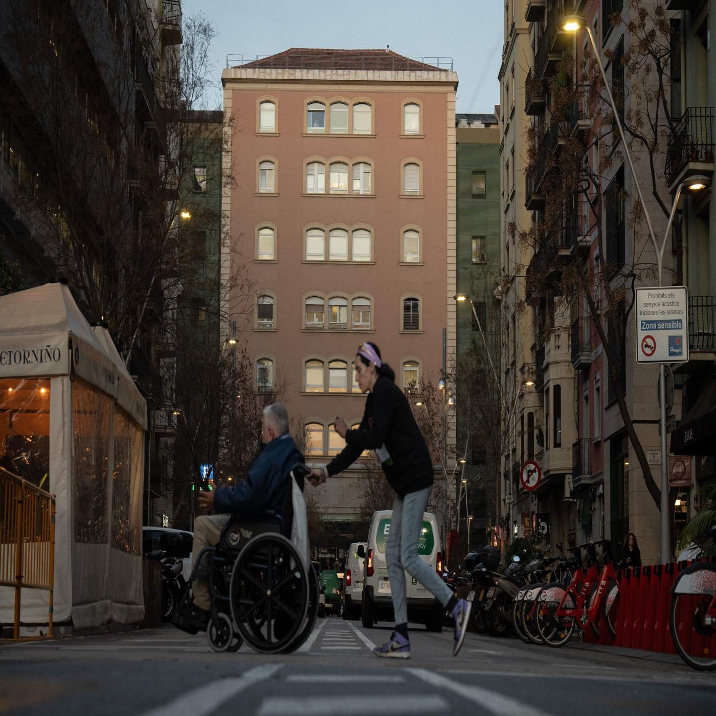 Fachada del Hospital Clínic, a 26 de enero de 2024, en Barcelona